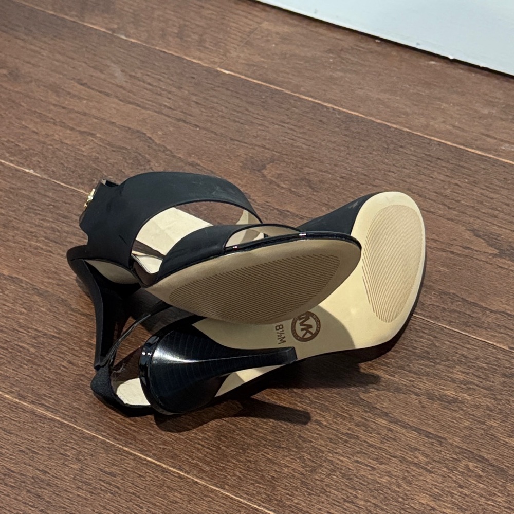 NWT Michael Michael Kors Black and Gold Rochelle Open-Toe Heels Size 8.5 - Picture 5 of 6